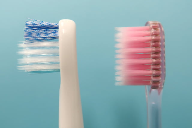 オムロン音波式電動歯ブラシHT-B213のブラシと普通の歯ブラシのサイズ比較