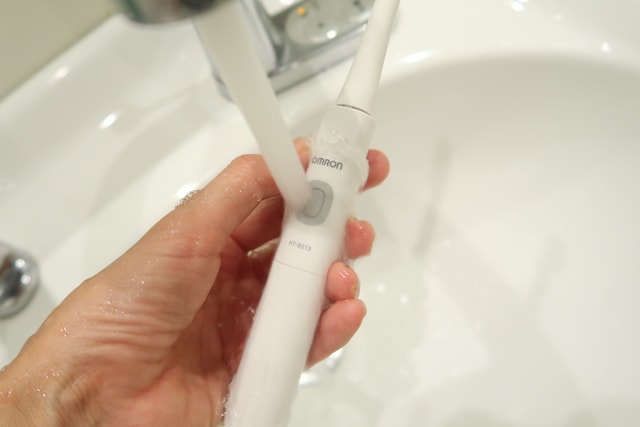 オムロン音波式電動歯ブラシHT-B213は使った後に本体も水洗いが可能