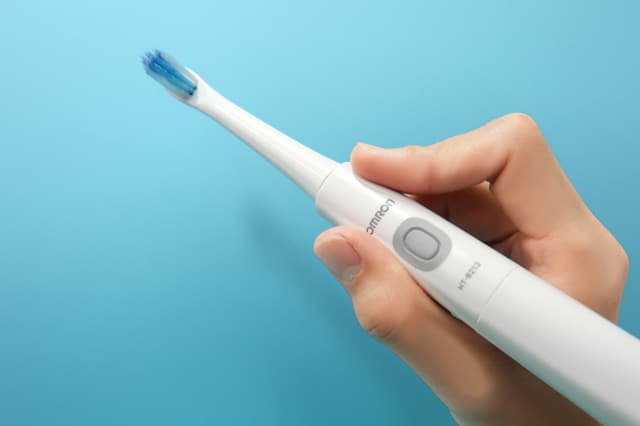 オムロン音波式電動歯ブラシHT-B213の本体はスリムなのでペングリップでも持つことができます。